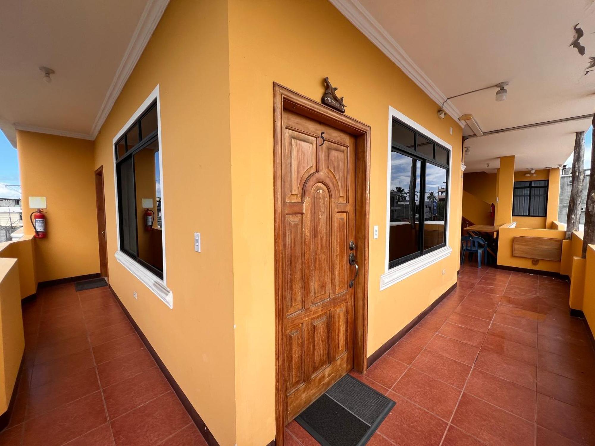 Hostal Casa Cascada Puerto Ayora  Exterior foto